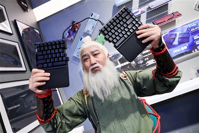 真人體工學！華碩發布ROG影魔75％分離式鍵盤