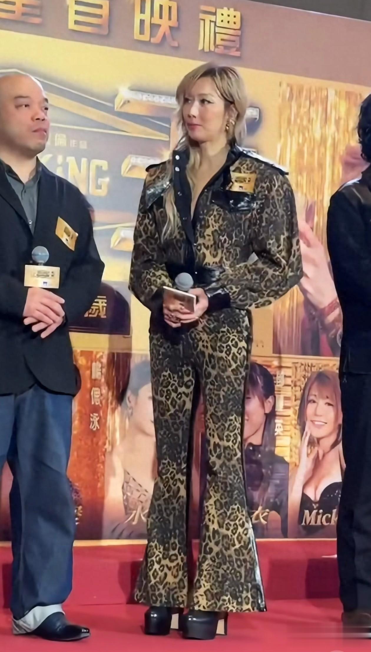 53岁郑秀文最新穿搭：豹纹外套+喇叭裤+恨天高，身材真好，像30岁
