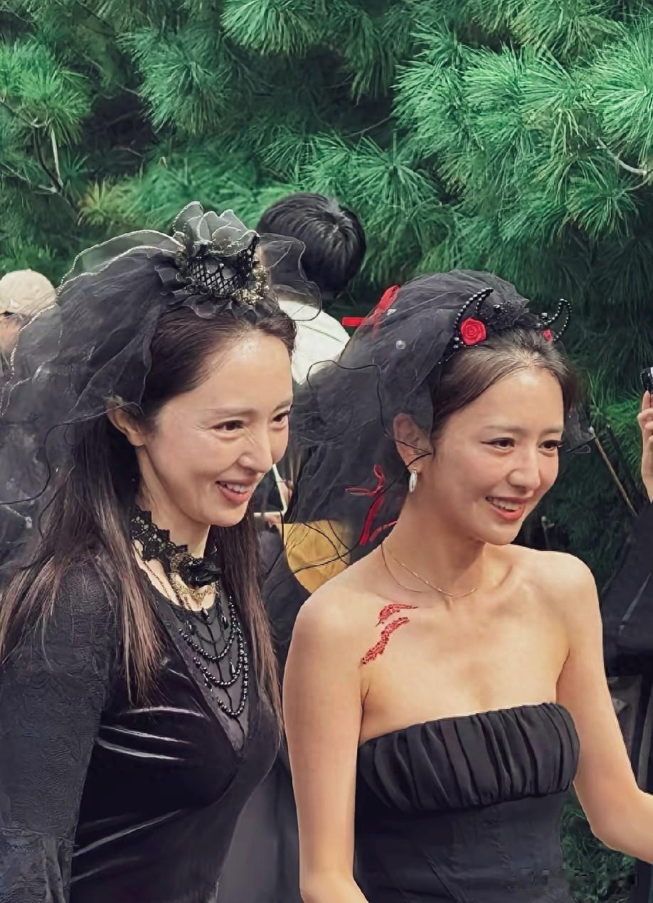 甜炸了！董璇佟丽娅两家“合并”过中秋，孩子举动暴露超好感情