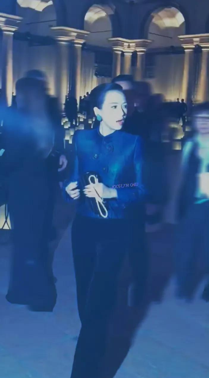 章子怡重返米兰时装周,一身蓝色阿玛尼很贵气,和胡歌坐一起养眼