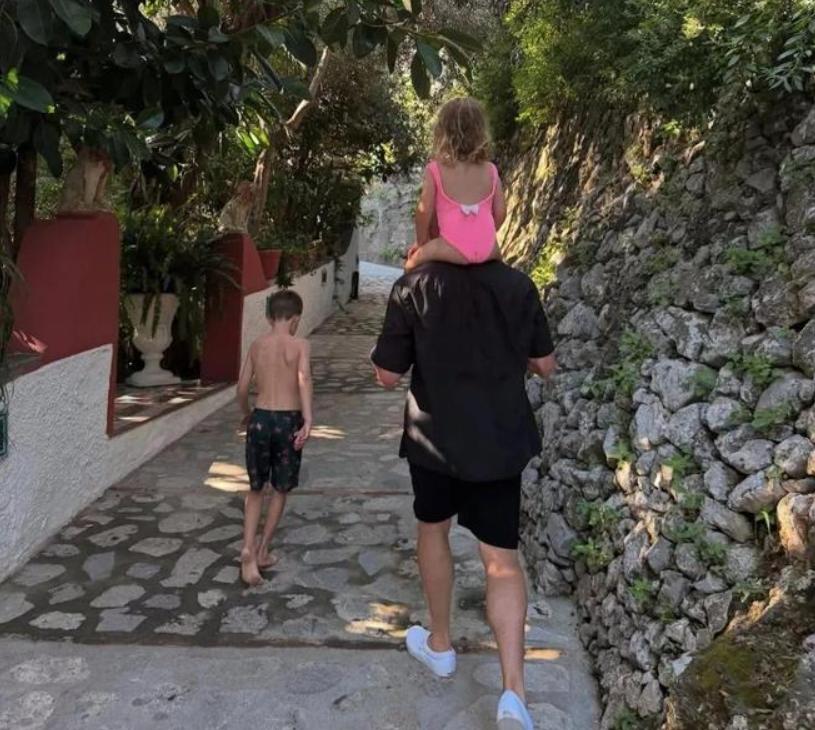 57岁杰森·斯坦森:与小20岁超模女友恋爱15年生俩娃,迟迟不结婚