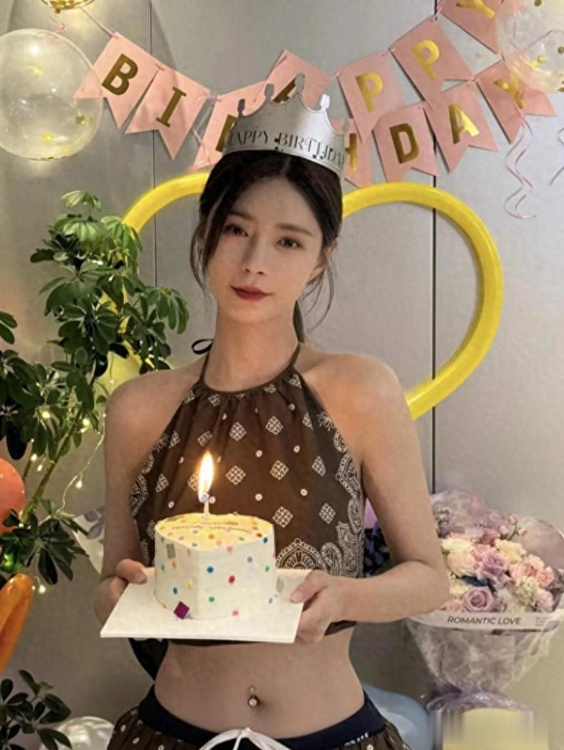 沈梦辰晒生日照,大方露小蛮腰又瘦又美,打脐钉引流潮流