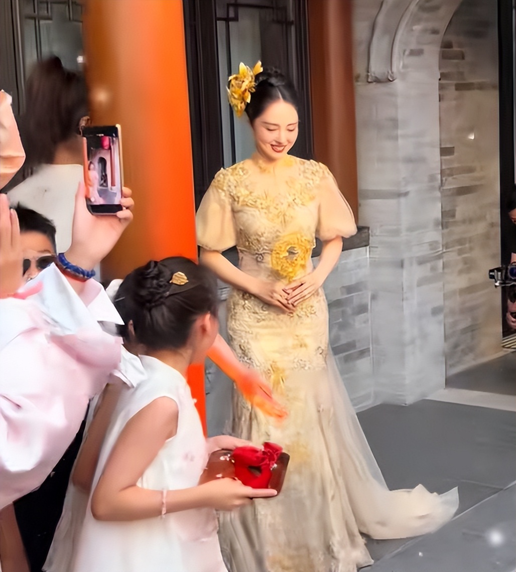 董璇张维伊大婚亲吻，小酒窝眼眶红不大开心，佟丽娅携儿子也出镜