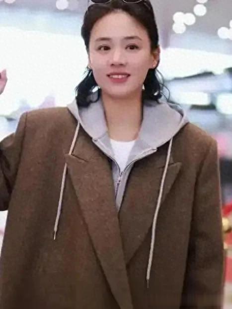 马思纯减肥成功后真时髦!穿驼色大衣+连帽卫衣,洋气又减龄!