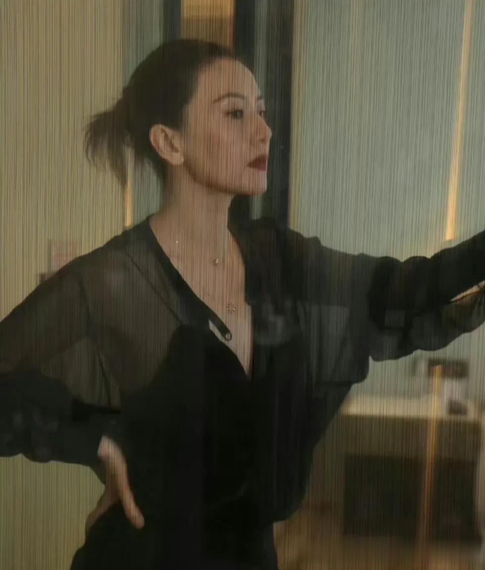 高圆圆黑色透视衣魅力太强了