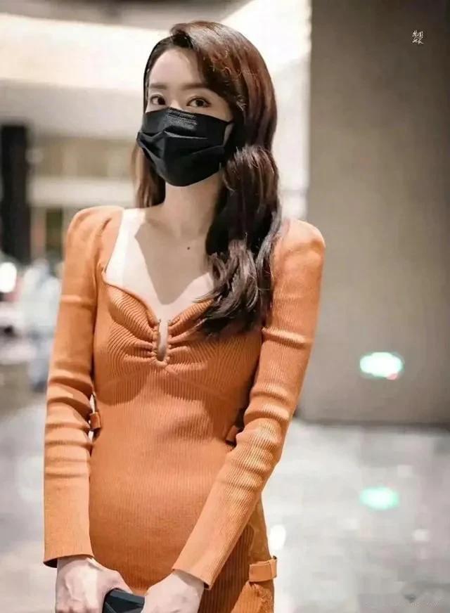 张小斐瘦身过度引争议，胸平小肚显，但气质仍在，性感由内而外？