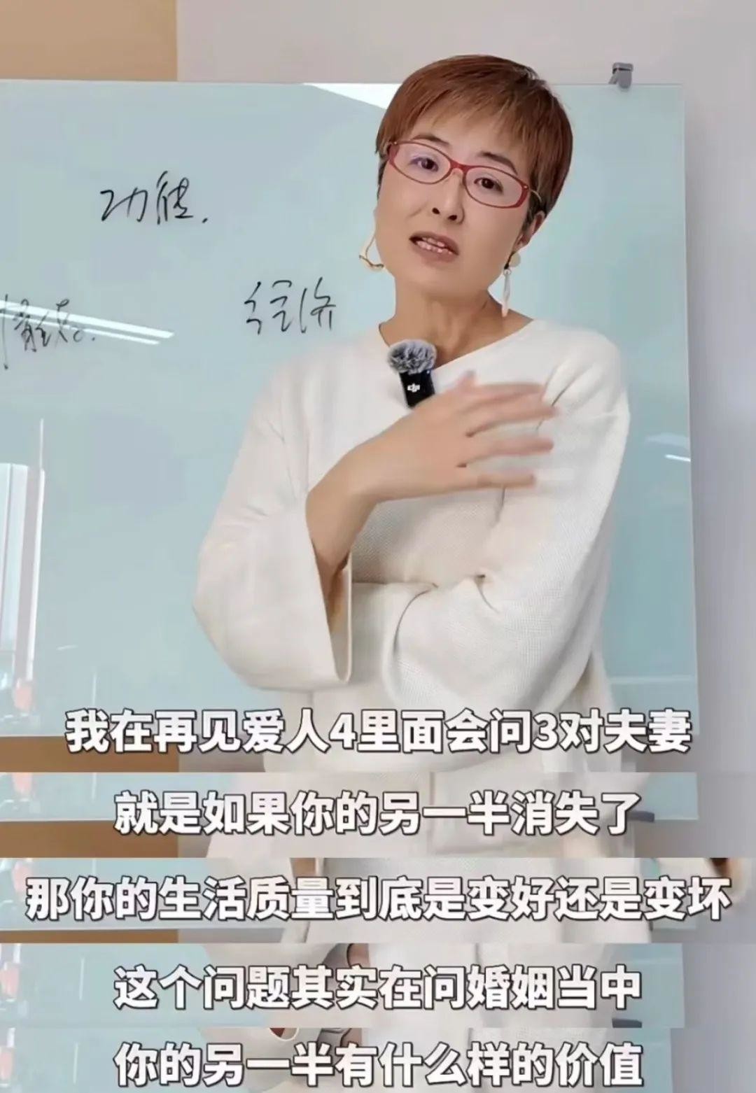 和李铁相守26年，离开央视后财富自由，定居上海，满头白发也坦然