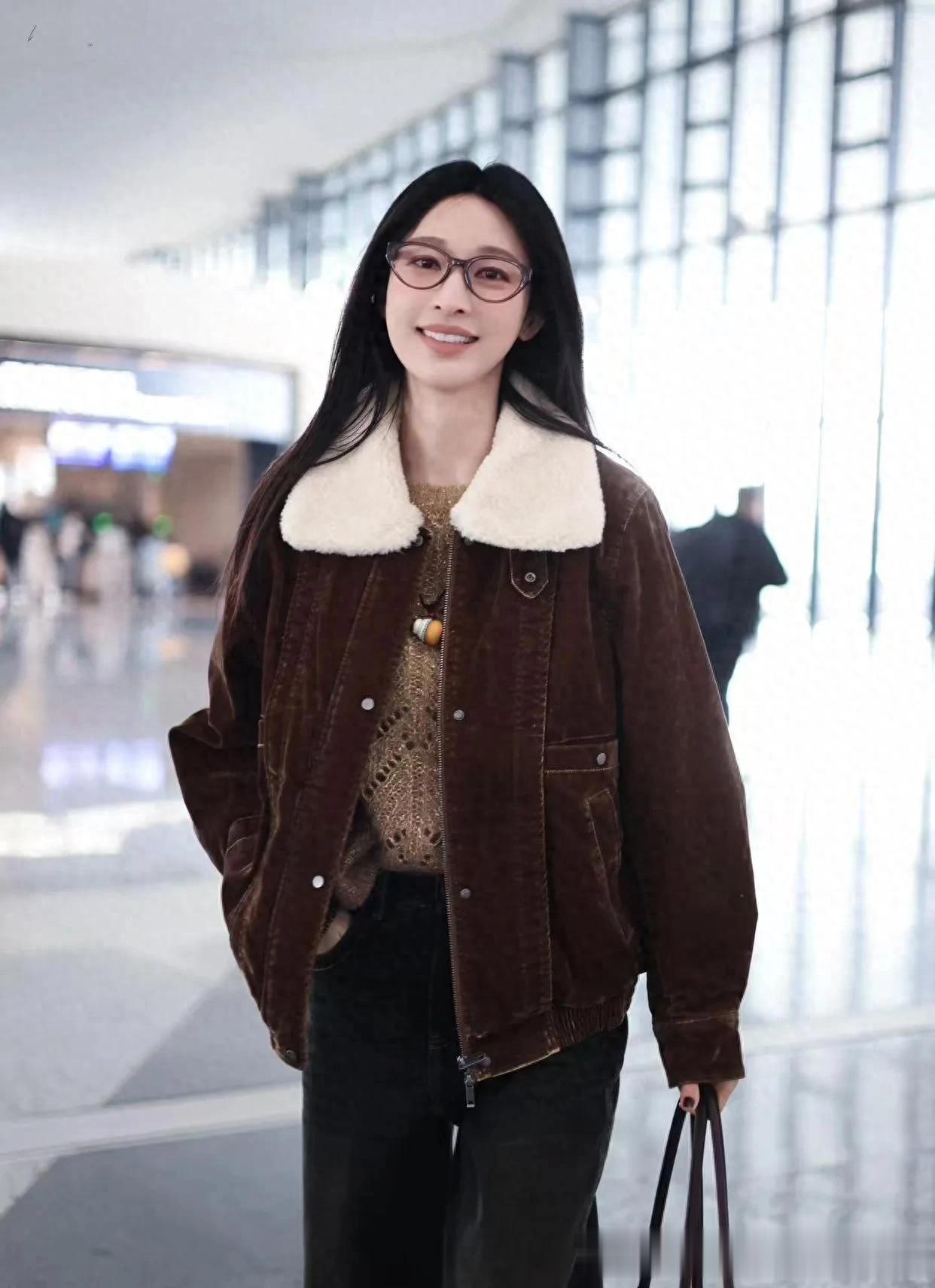 张俪会穿是数一数二的！棕色毛领夹克+阔腿裤，时髦洋气又高级