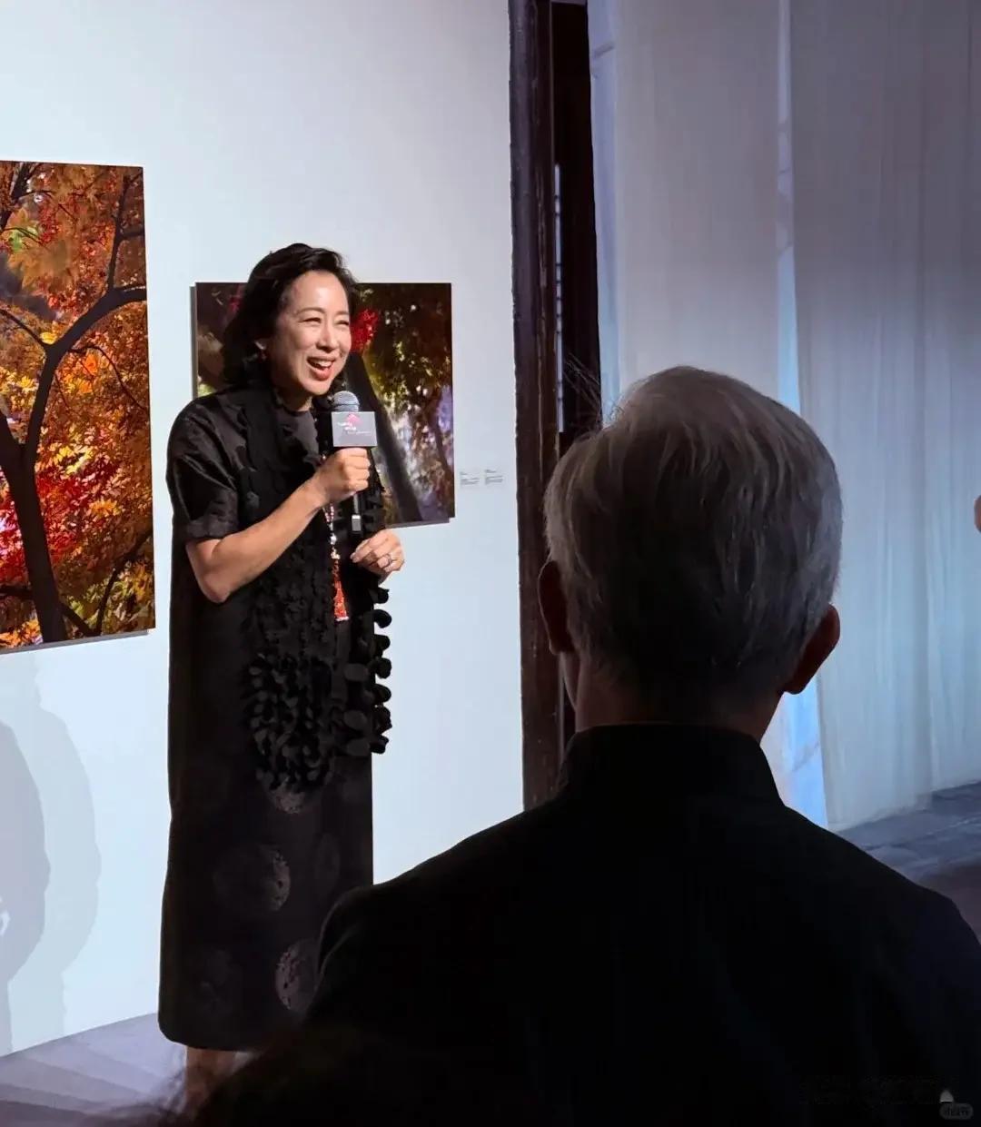 霍启山和77岁继父罗康瑞两人一同现身给朱玲玲站台,还携手做慈善