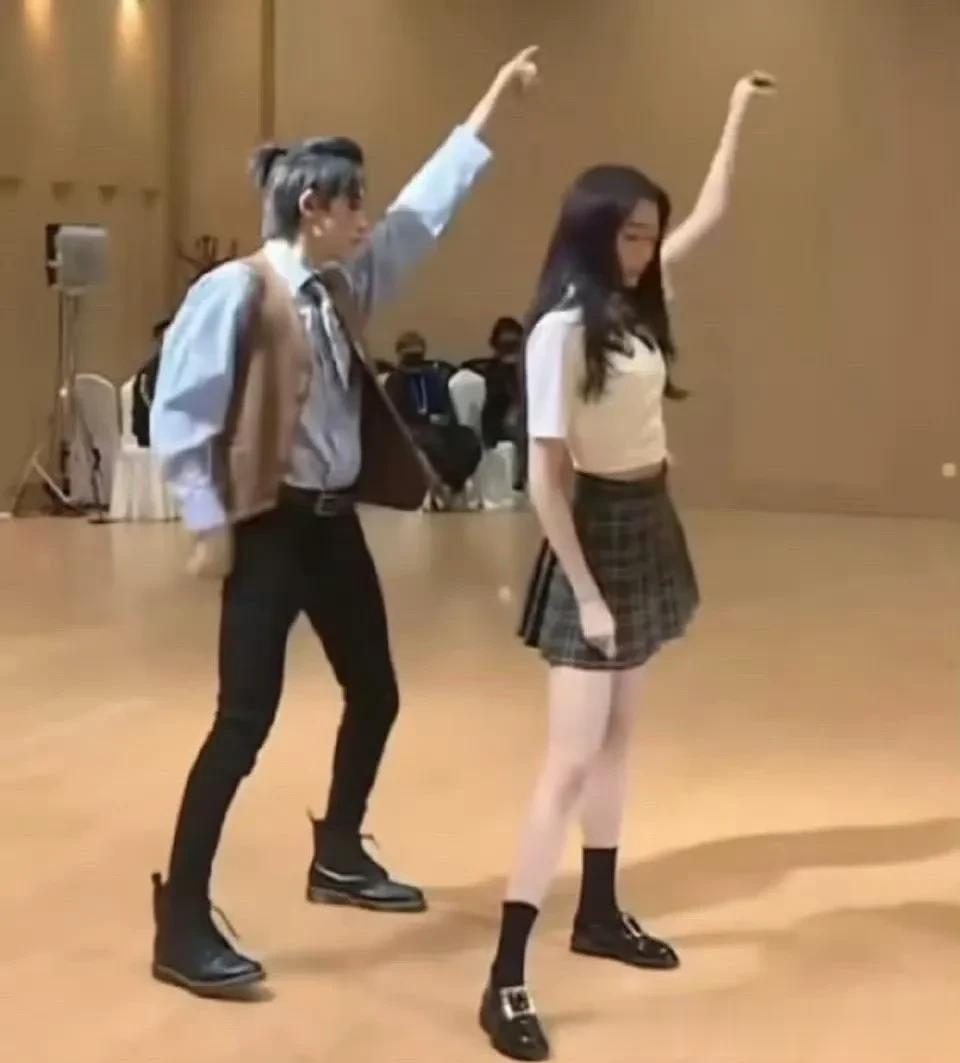 关晓彤真的是平底鞋，尽力藏高了，这个身材谁不羡慕