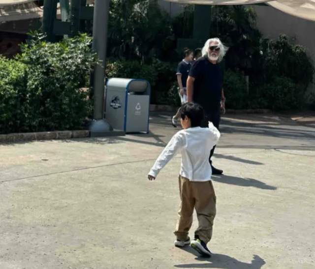 74岁张纪中游乐场训哭娇妻！背娃累瘫烈日下，网友：命硬也顶不住