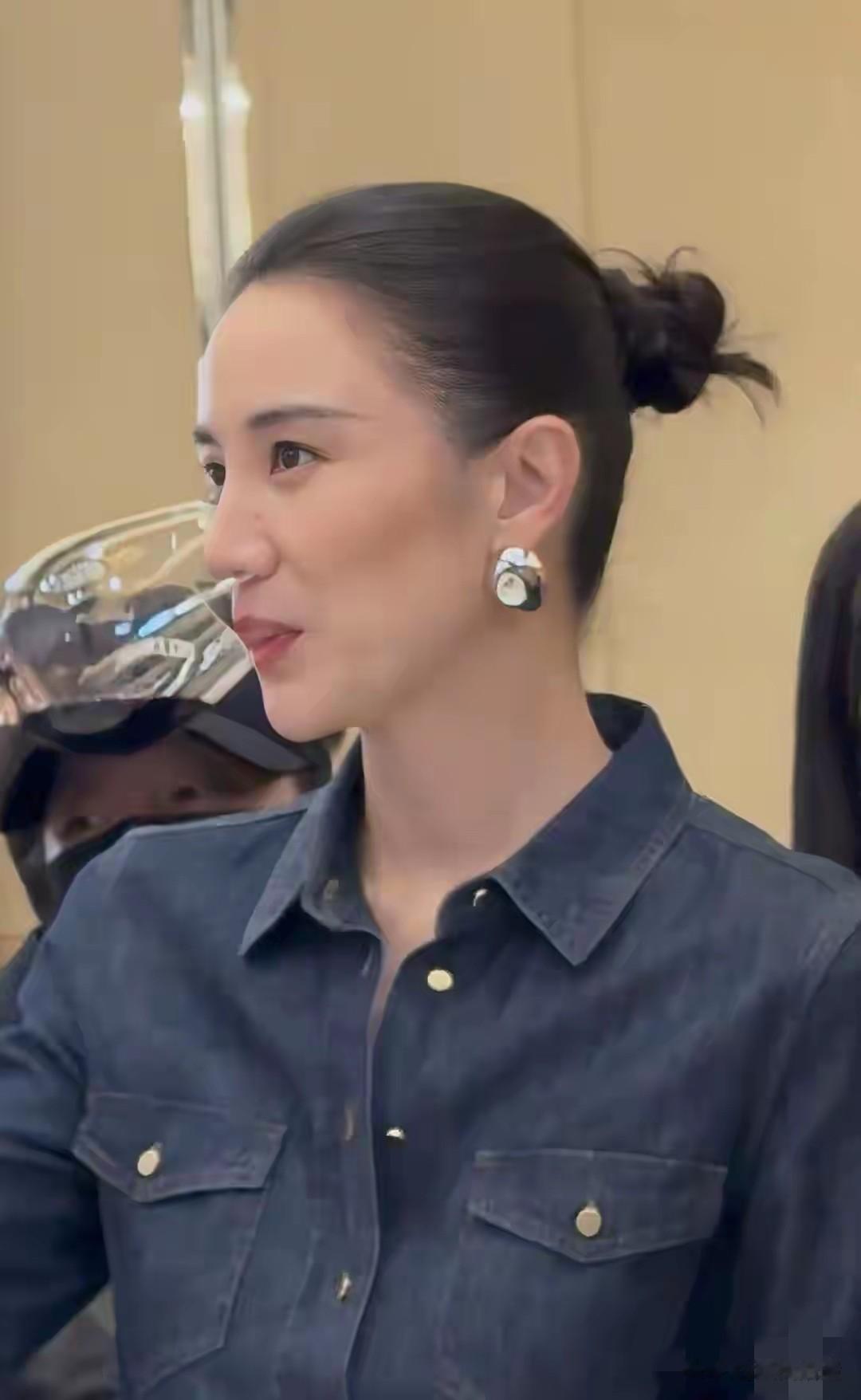 宋佳亮相北京时尚晚宴,高挑身姿配丸子头,又美又飒,气质超绝!