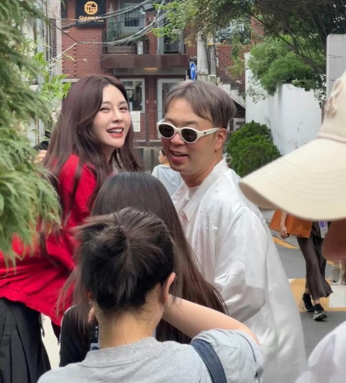 韩国偶遇杜海涛,一脸姨味眼肿憔悴,头发谢顶,和妻子像两代人