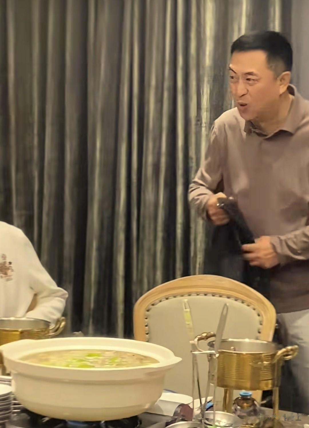 张嘉译深圳聚餐，71岁林威烟不离，翁虹丰腴吸睛，午马遗孀现身