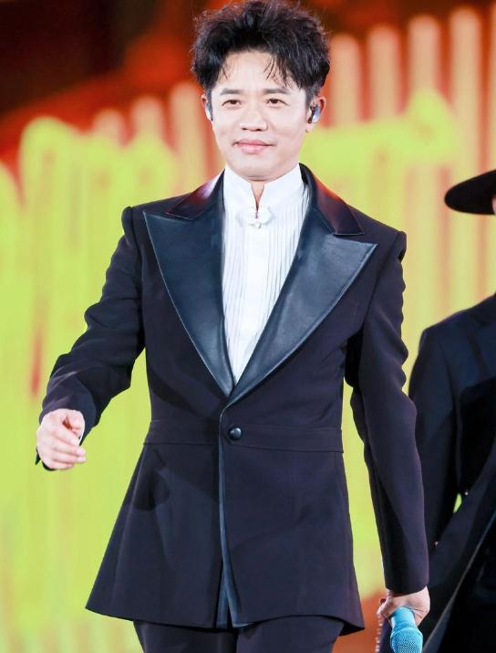 “手表风波”6月后，曾毅传来新消息，终究步入了李易峰后尘