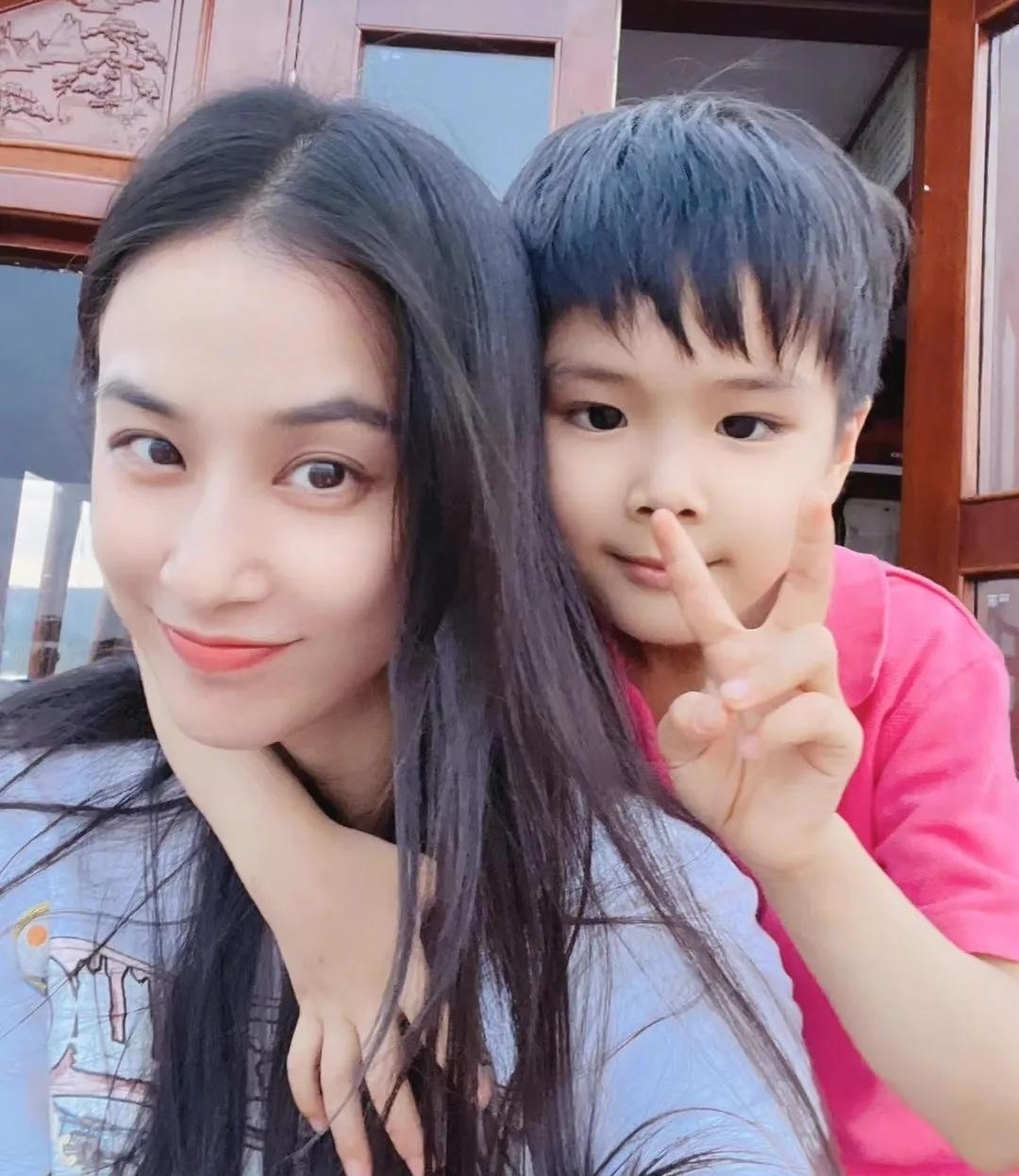 杨子回上海看孩子，晒黄圣依给孩子做的课程表，和黄圣依对着干