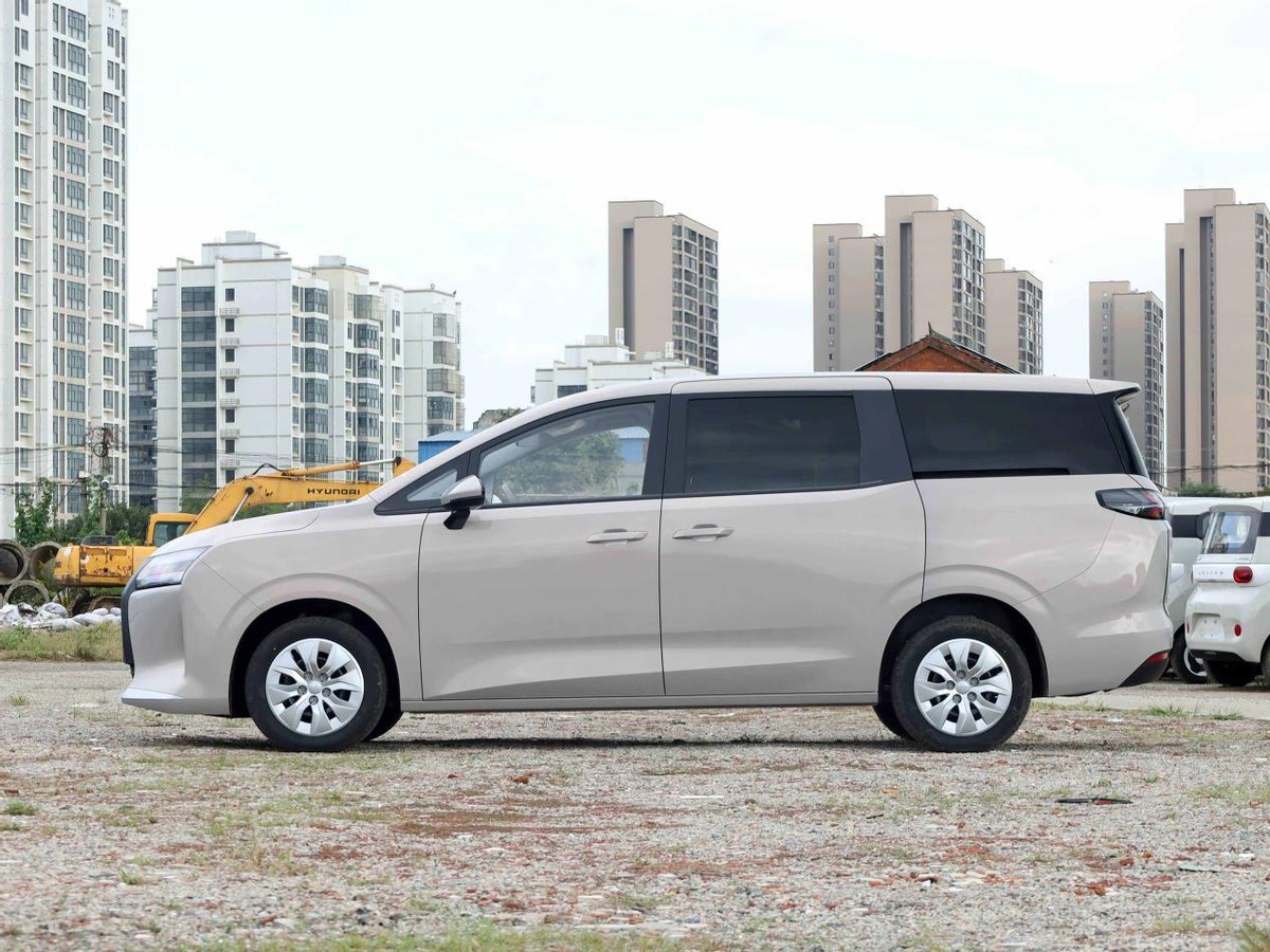 五菱又造人民需要?7.3万起售+7座椅+侧滑门,前脸酷似雷克萨斯