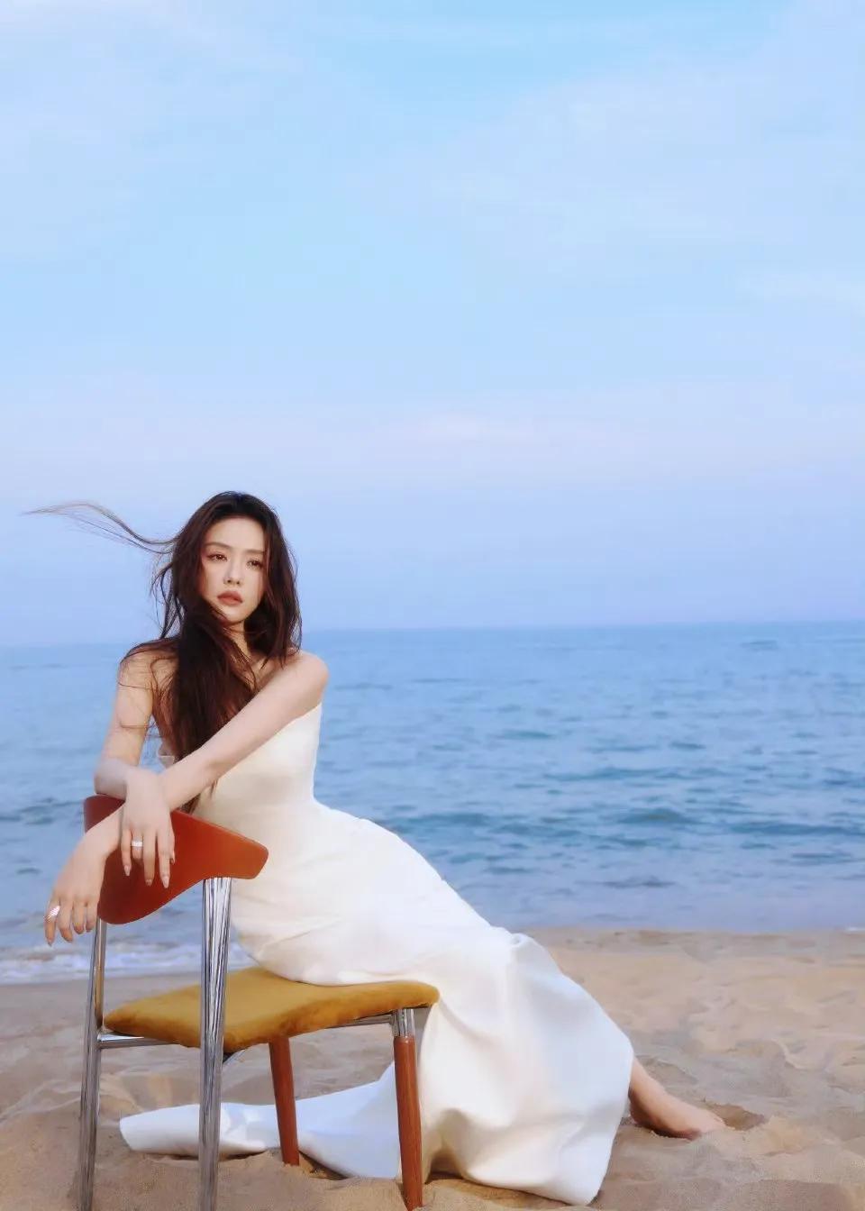 蔡文静海边休闲美拍