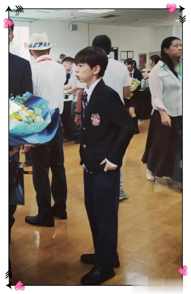 杜江霍思燕参加嗯哼小学毕业典礼,打扮正式,11岁嗯哼身高抢镜!