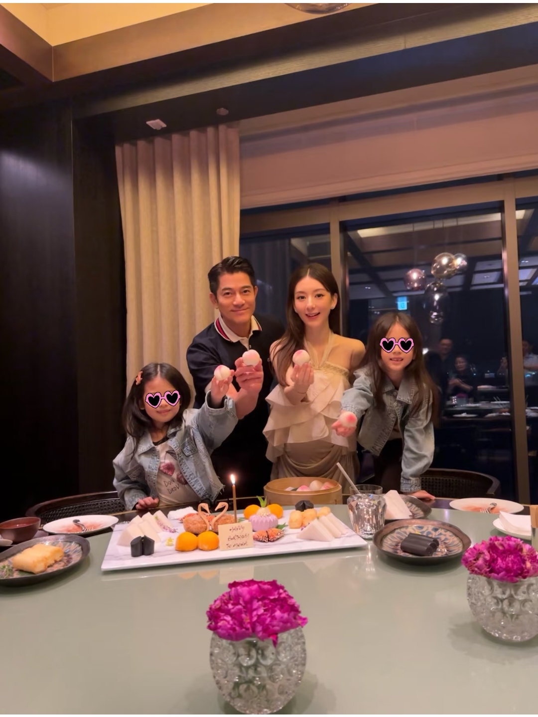 方媛晒新孕照，这次她亮出大肚皮，不再优雅了，俩女儿头发乱糟糟