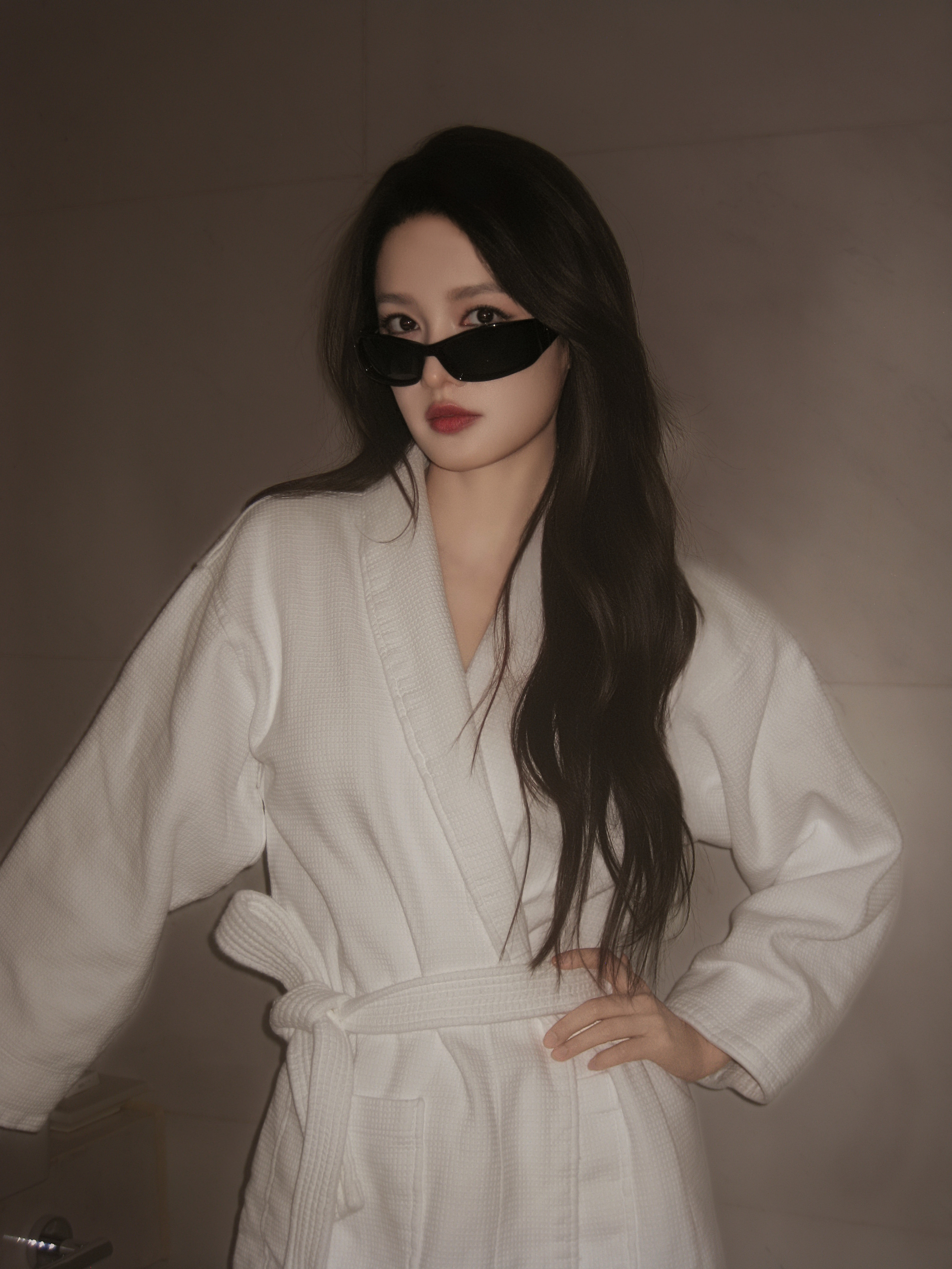 李沁的日常照也太会拍了吧！从浴袍到牛仔，每一套都美到心巴上