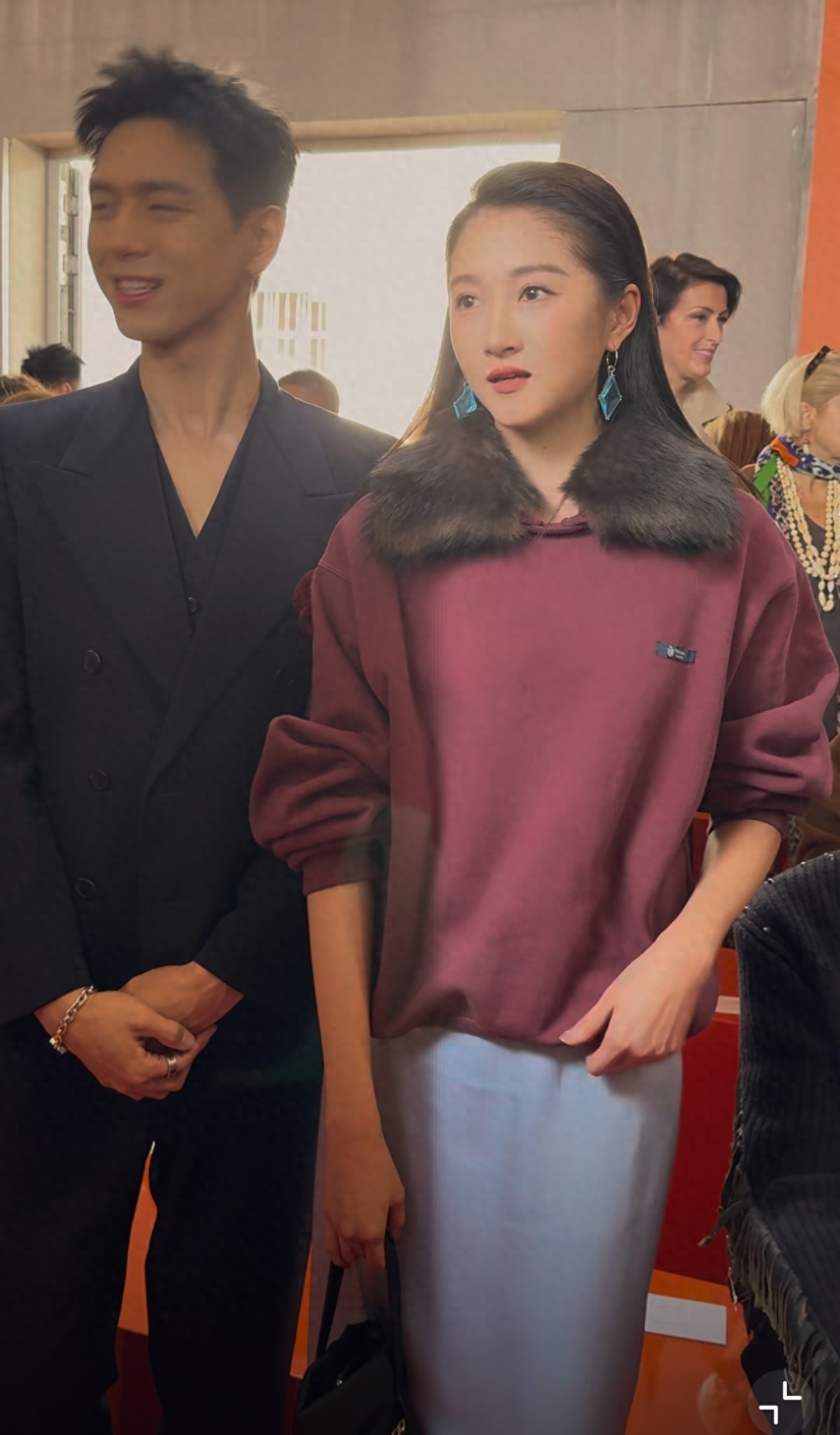 关晓彤现身米兰时装周看秀，造型主打轻松舒适、随性又惬意！