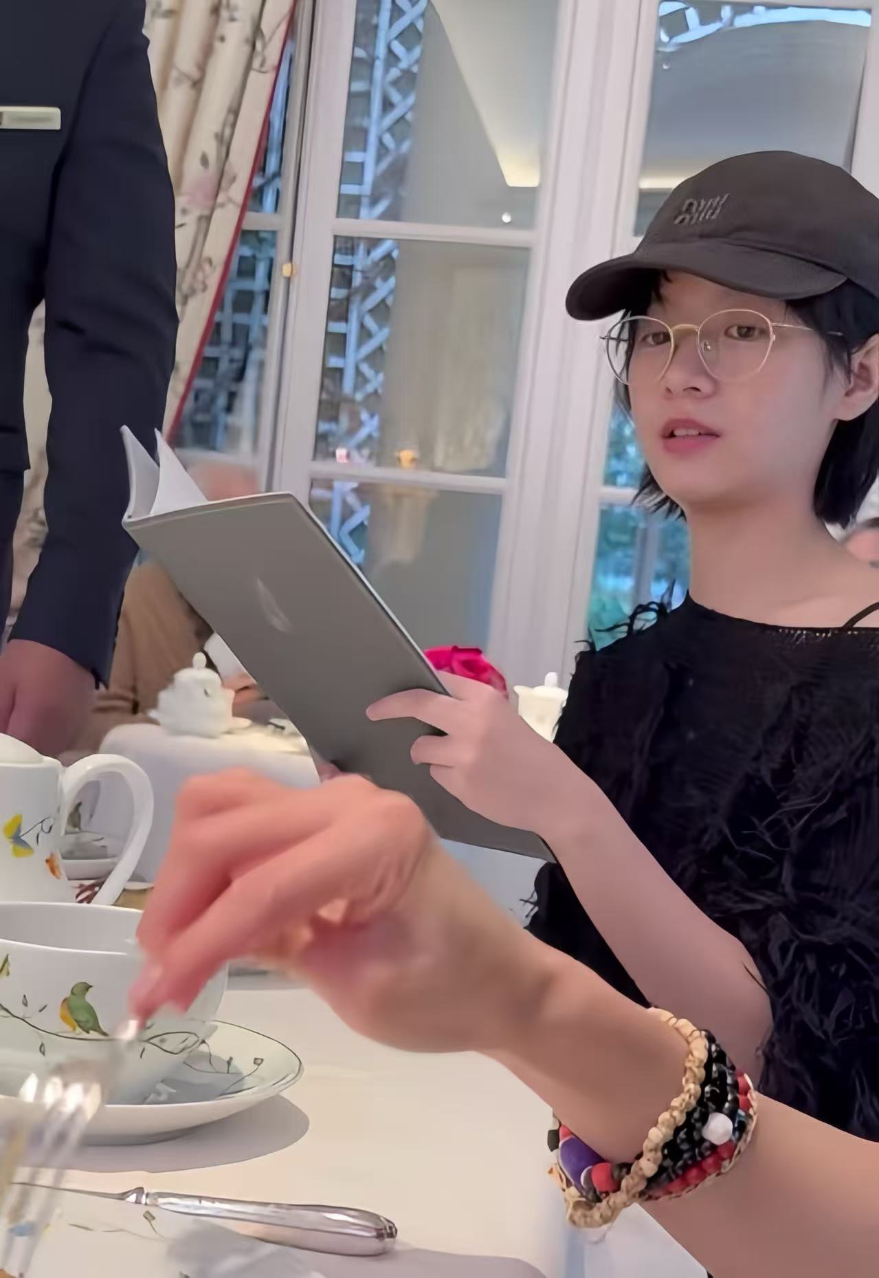 巴黎素颜镜头成照妖镜：赵今麦黑又土，李庚希脸凹，刘浩存扛住了