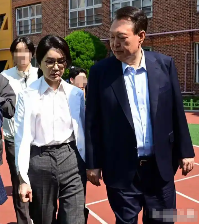 尹锡悦夫妇现身!记者提问一言不发,金建希科技脸变形,老态尽显