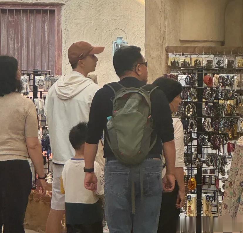 马龙夏露一家迪拜被偶遇，两个儿子又穿同款，夏露素颜也特别好看