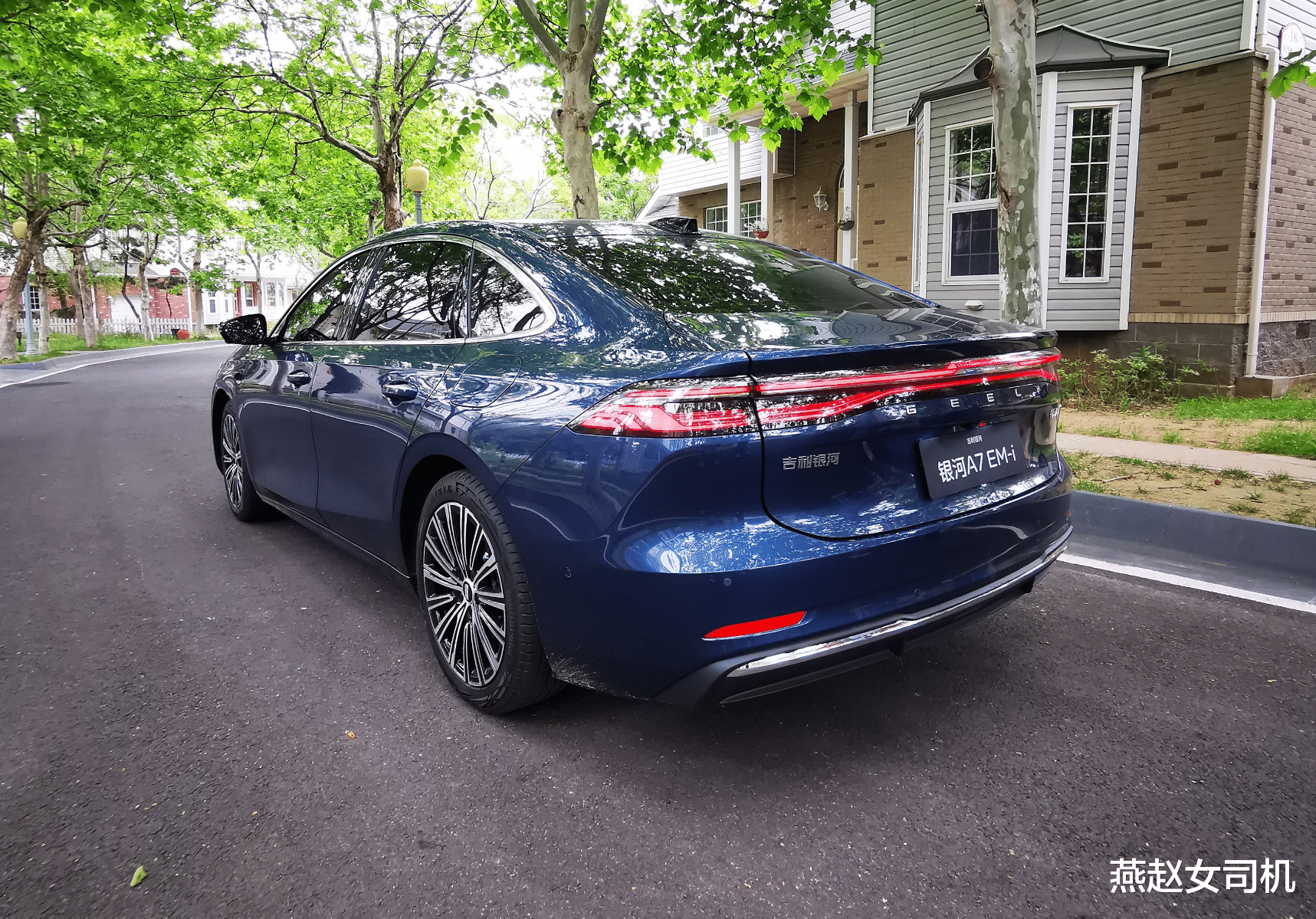 吉利银河A7实车现身，大过秦L+电子怀挡，油耗2L级/续航超2100km