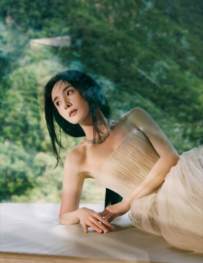 杨幂39岁生日大片，穿抹胸长裙美成仙女，迪丽热巴卡点送祝福