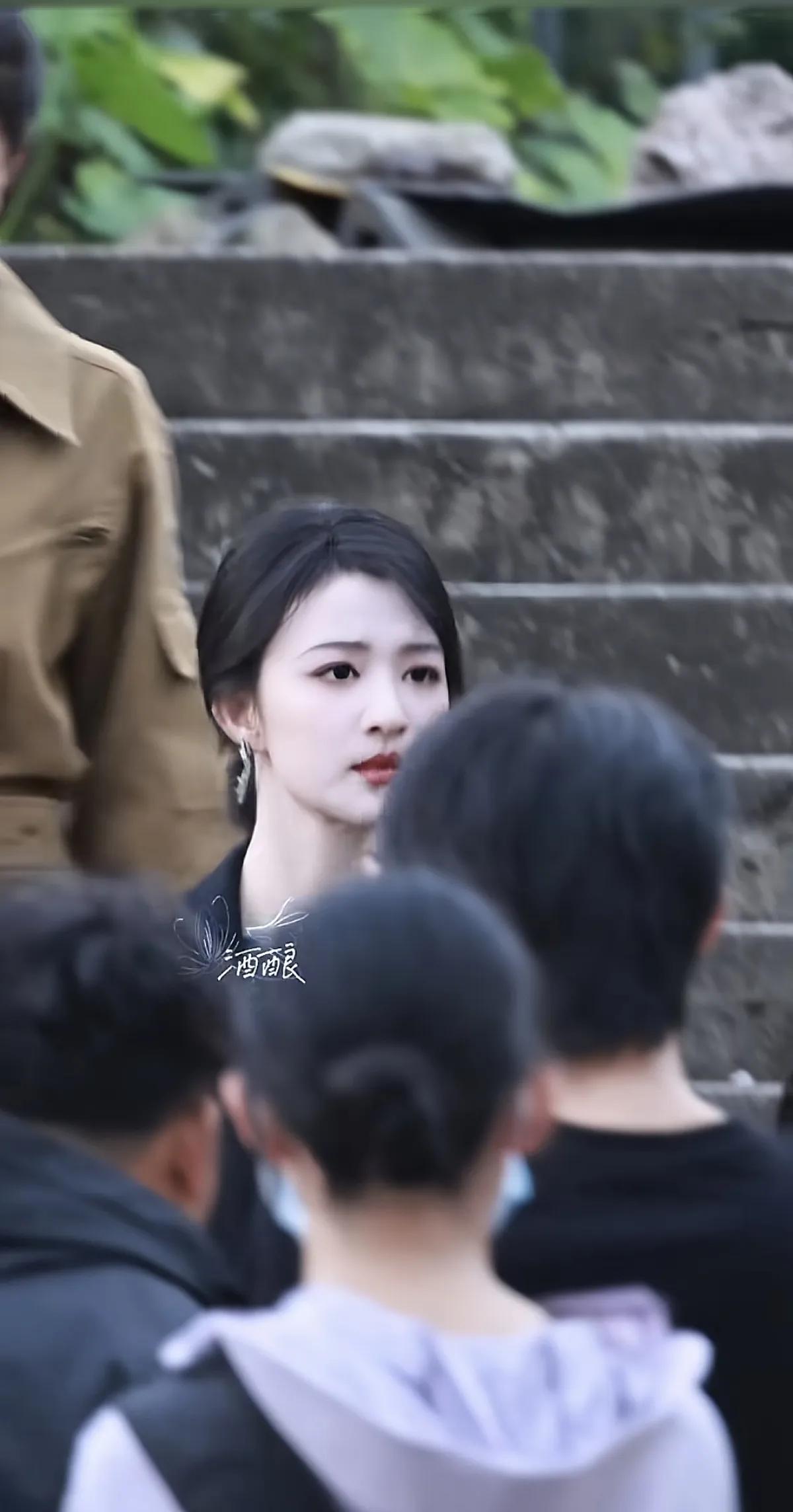 王楚然好漂亮!穿黑色大衣低丸子头大大方方的美,真老天爷赏饭吃