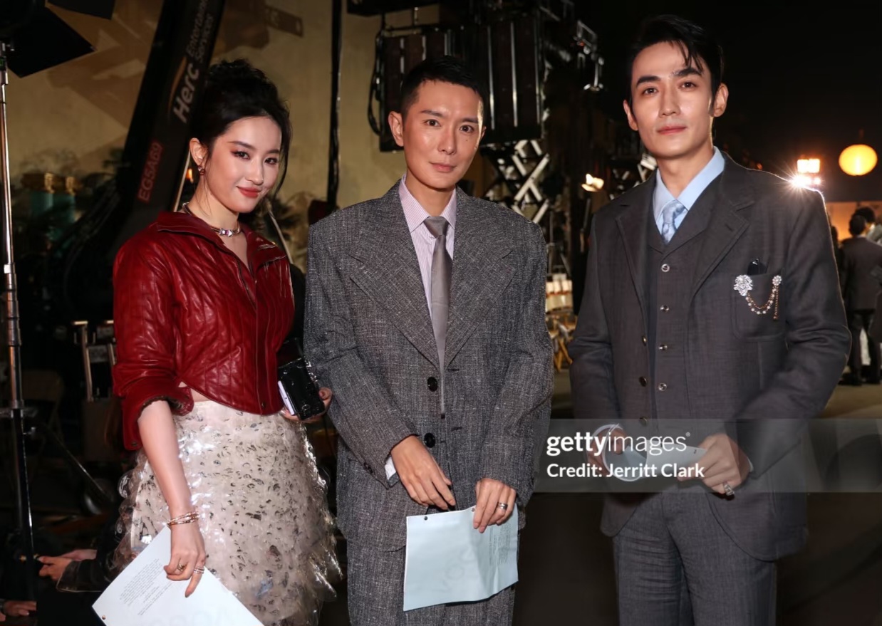 G社这个刁钻的拍摄角度，连1米7的刘亦菲和1米8的朱一龙也扛不住