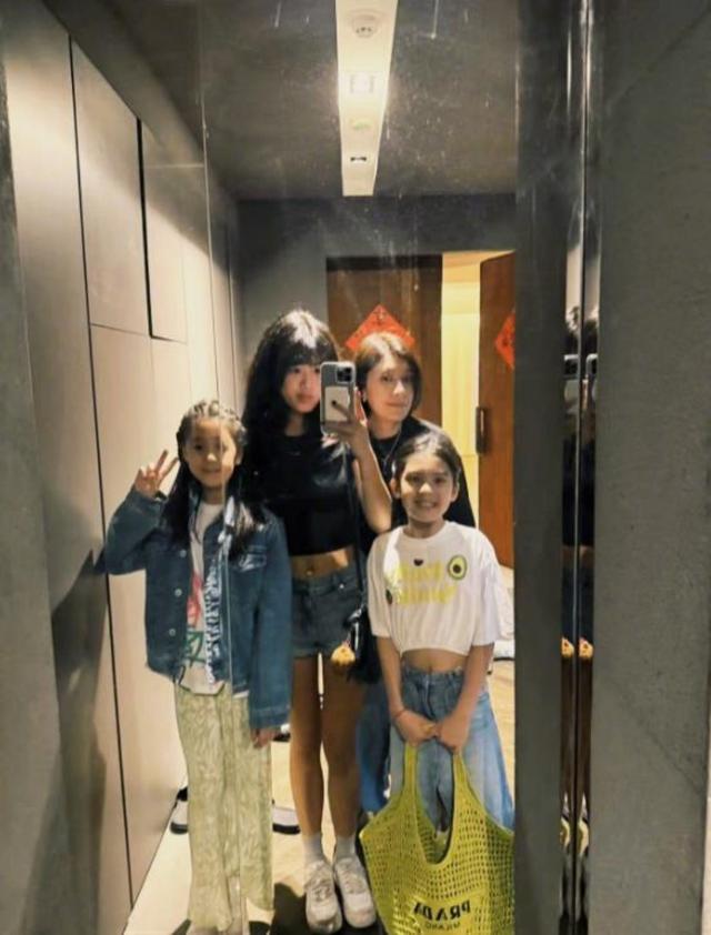 贾静雯一家成都逛街，50岁像30岁，咘咘天生高颅顶，但没波妞可爱