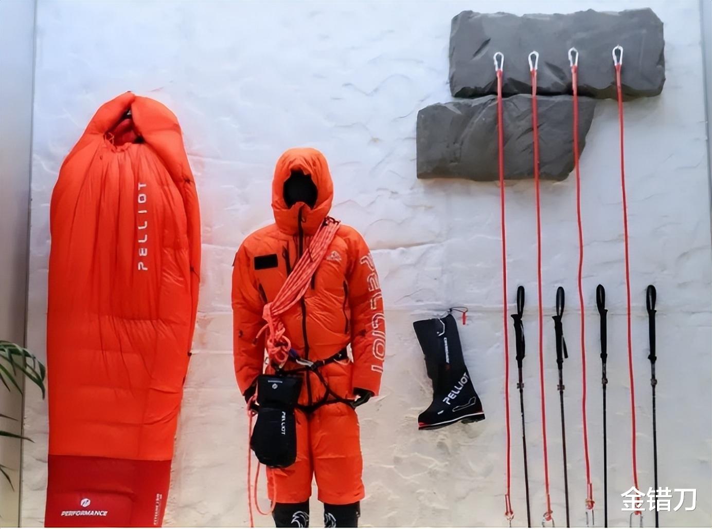 騰訊砸3億的國產沖鋒衣，火成“體制戰袍”