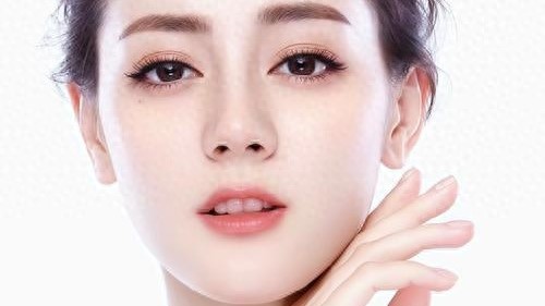 迪丽热巴直播“火力全开”，造型互动皆吸睛未来更可期