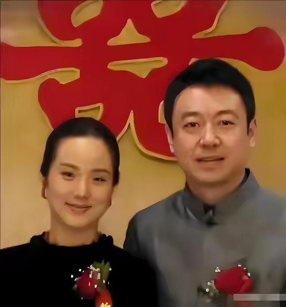 她是著名歌唱家，丈夫曾是央视主持，47岁儿女双全担任企业高管