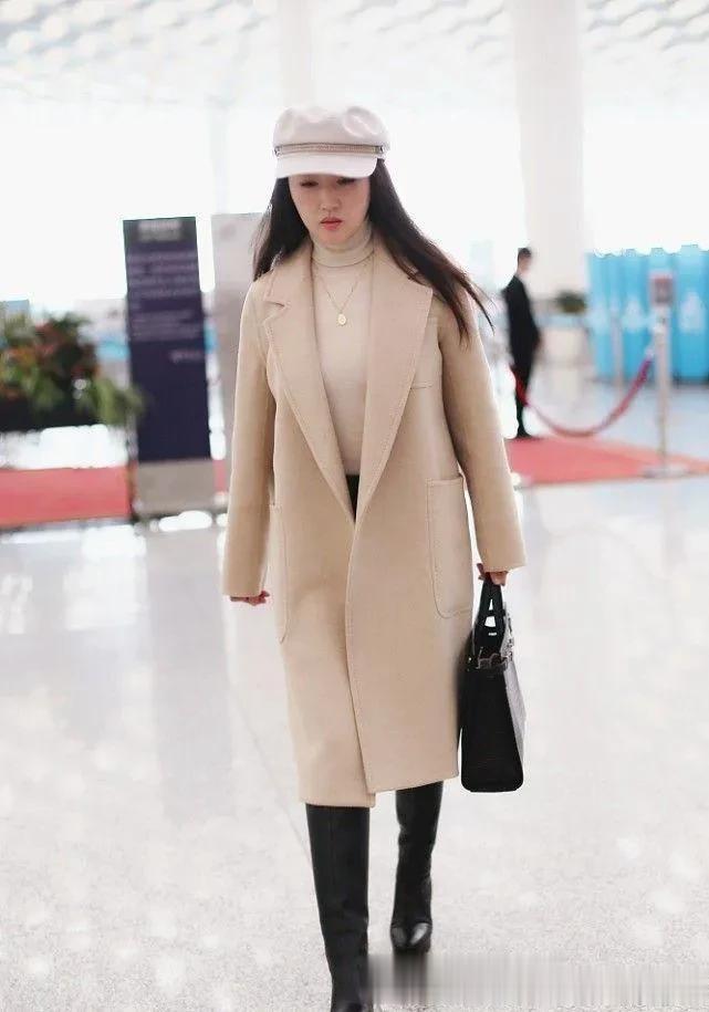 杨钰莹真是中年女人的穿搭标杆！穿大衣+毛衣+长筒靴，时髦又高级
