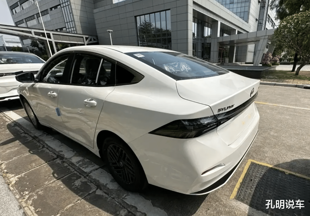 新版轩逸设计挺炫酷，年轻感觉是有了，祖传1.6L自吸依然能打？