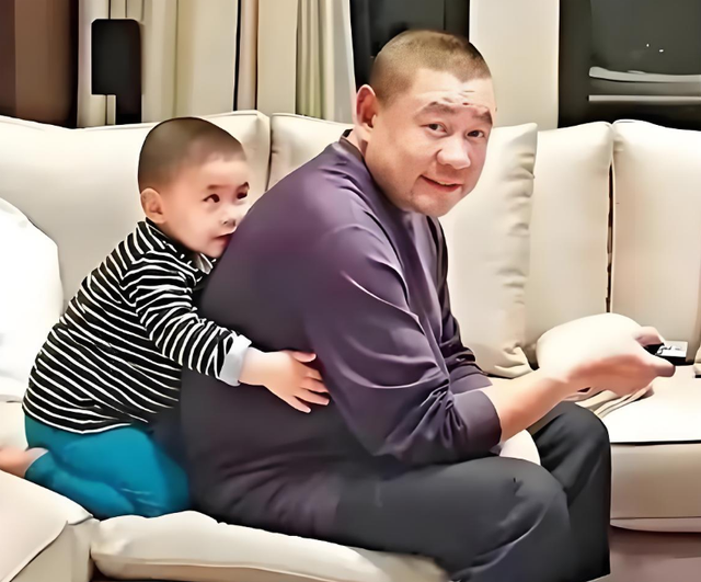 刘銮雄外出逛街买车，配备2名保镖显排面！嫌1000万红旗车太便宜