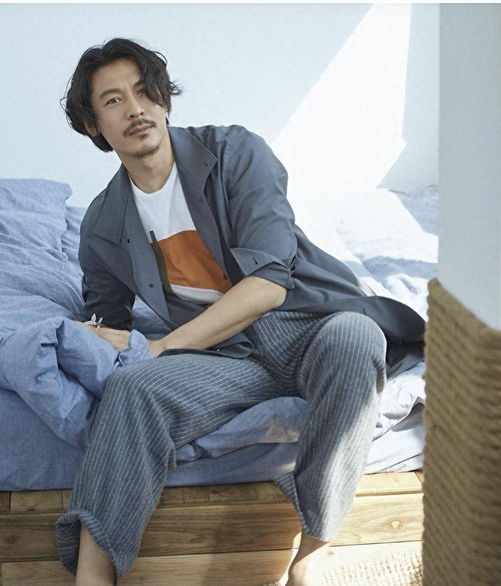 47岁知名男演员官宣离婚，为养活三个孩子直播带货，曾承认家暴