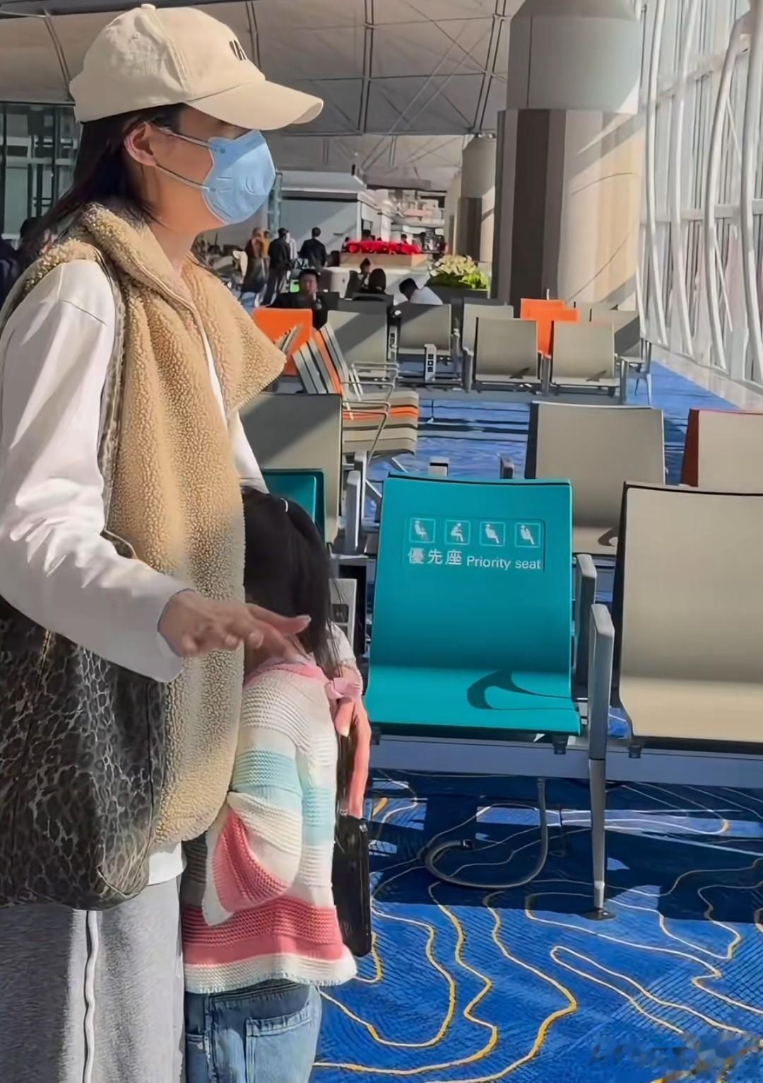 郭碧婷和女儿机场送向佐，向芷不舍爸爸大哭，隔着玻璃不愿意离去