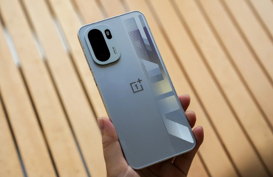 2025“接近完美”的3款手機(jī)，公認(rèn)高性價比，16GB+512GB能用六年