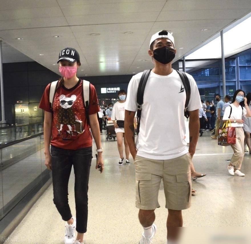 林丹能娶到谢杏芳真有眼光!穿黄色连体裤出席活动,端庄又显气质