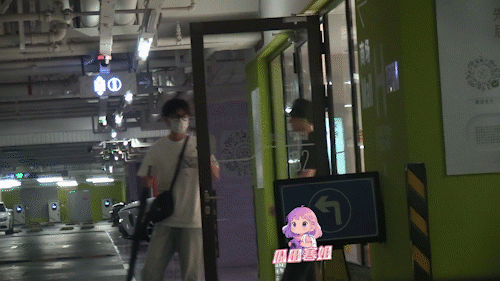 冯绍峰跟女友逛街被拍，两人超低调一前一后出电梯，女友看着漂亮