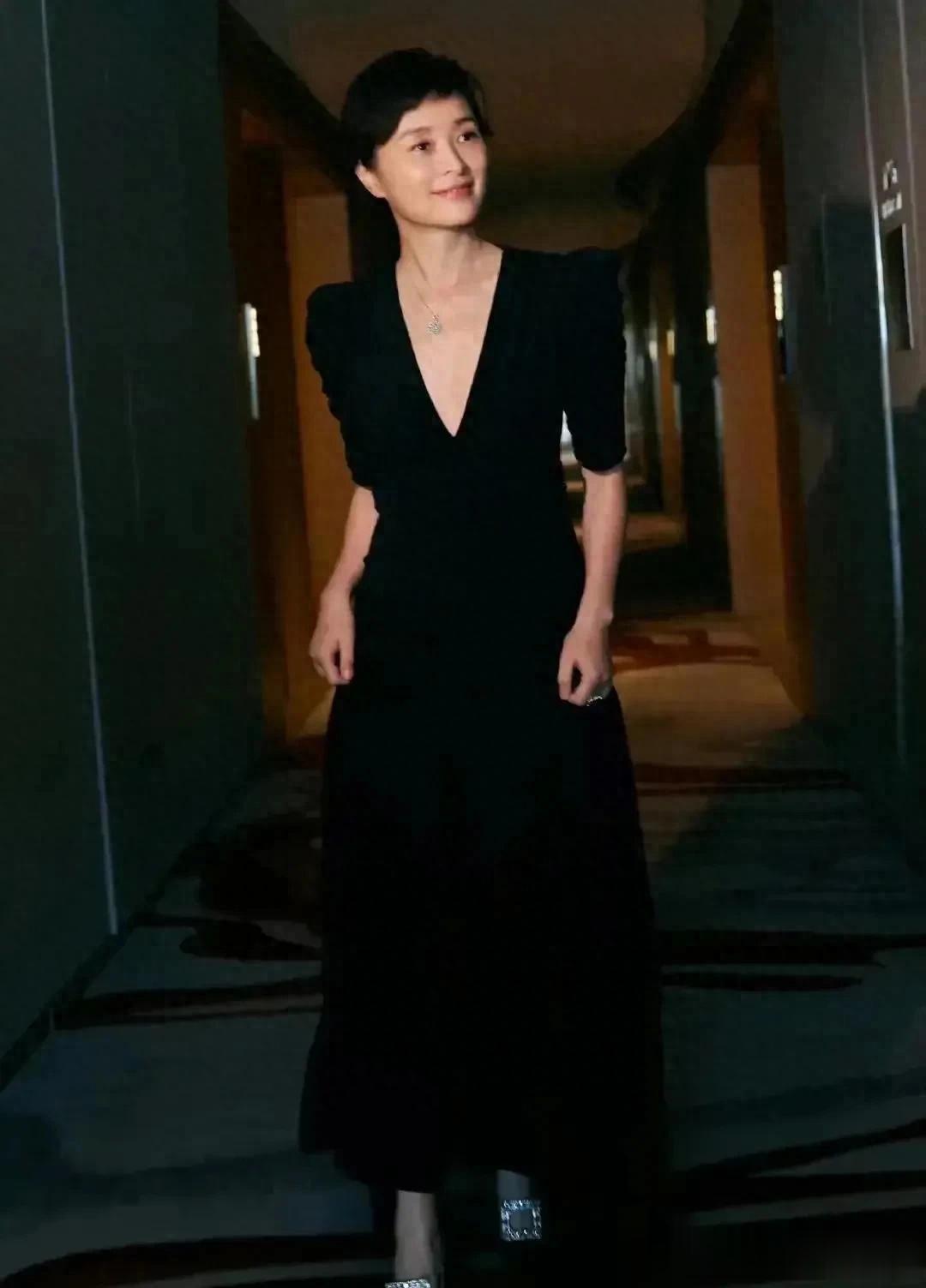 吴越剪了短发年轻20岁！穿V领小黑裙，优雅又高级！
