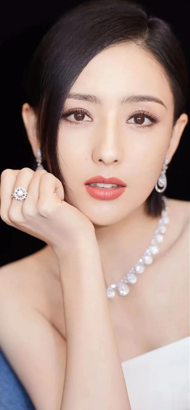 温婉秀雅,端庄大方,气质迷人的佟丽娅,楚楚动人的写真照