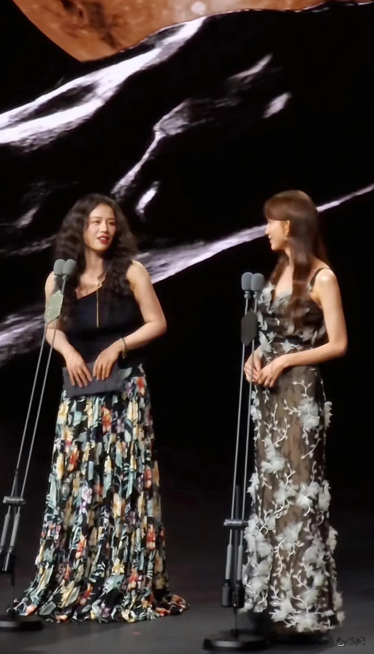 50岁林志玲与37岁马思纯同框，一个优雅端庄，一个复古摩登