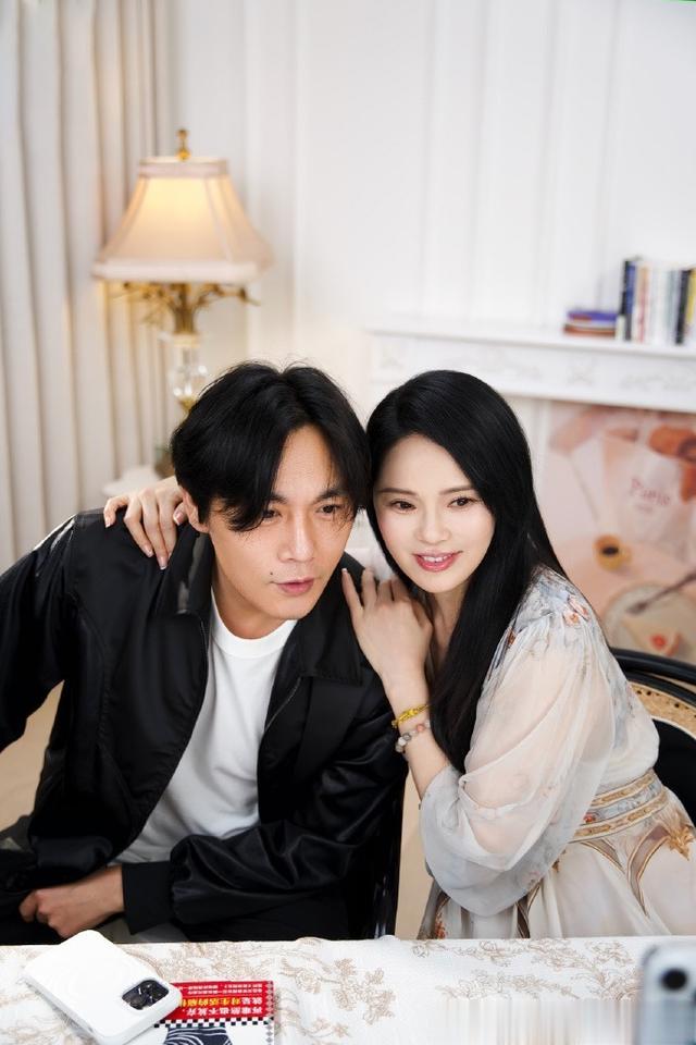 伊能静为秦昊庆祝47岁生日，公婆女儿全出镜，一家五口好幸福