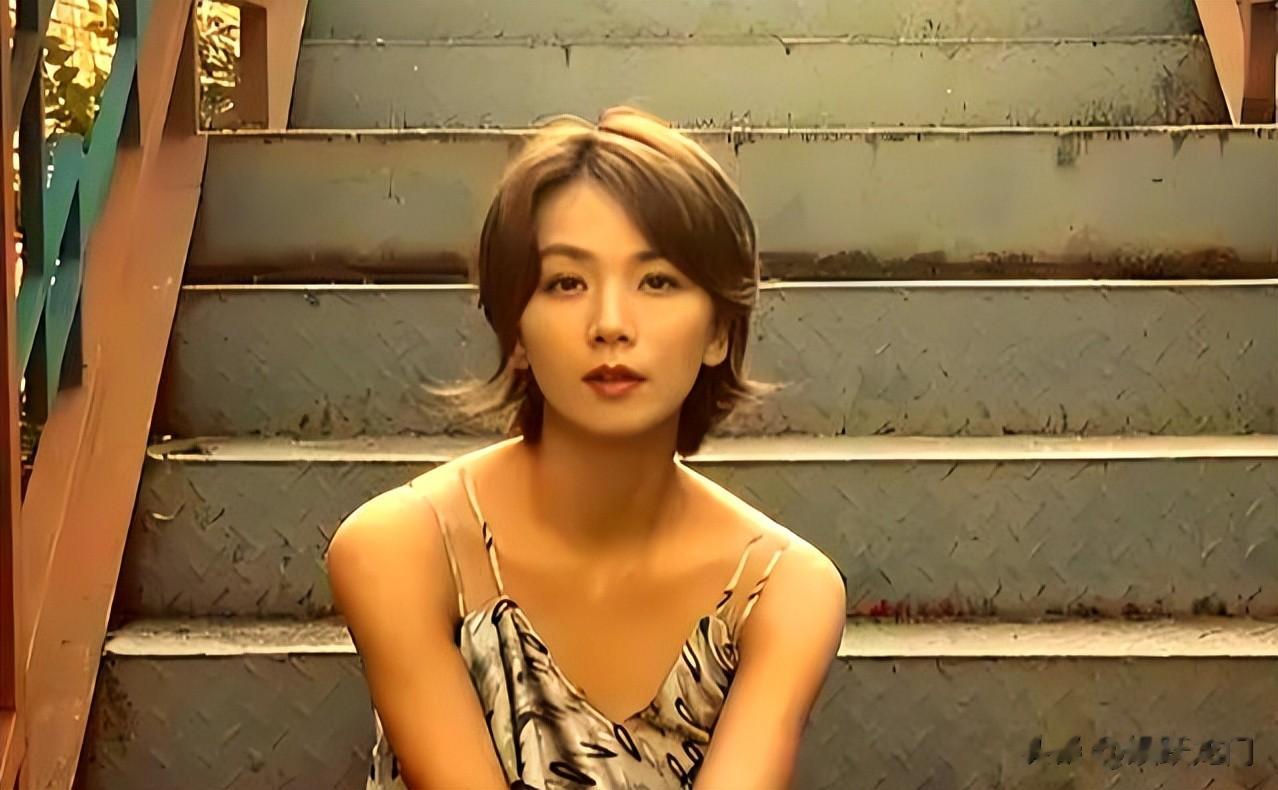 陈思诚爱她，王凯陪伴着她，41岁的她活成了人人羡慕的大女主！